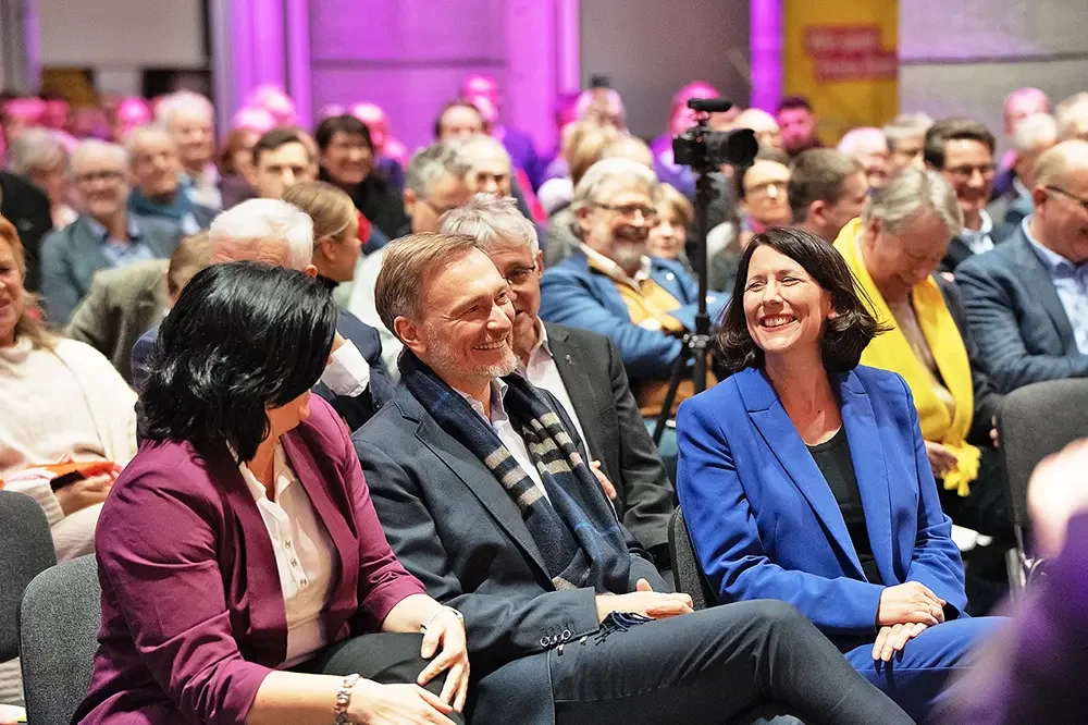 Christian Lindner zusammen mit Gästen bei einem Bürgergespräch