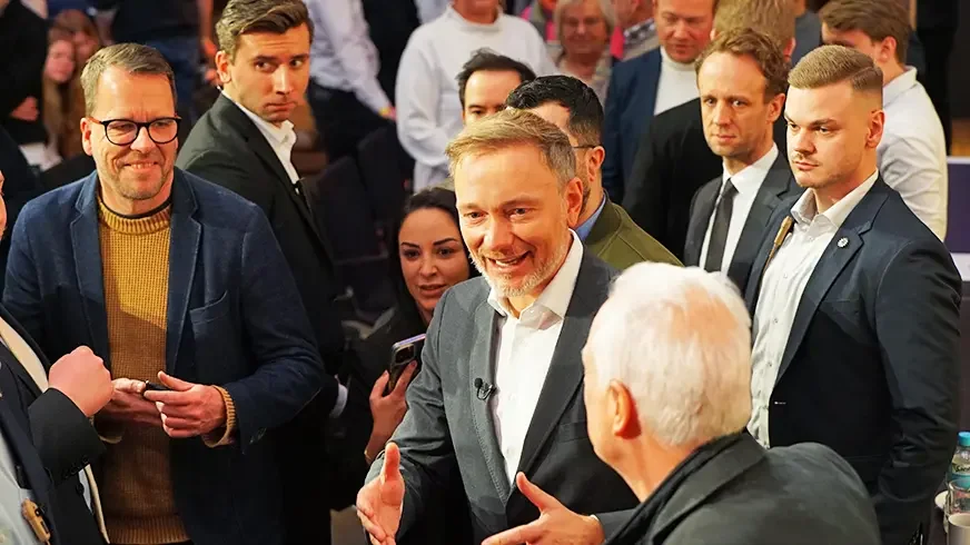 Christian Lindner spricht umgeben von Gästen