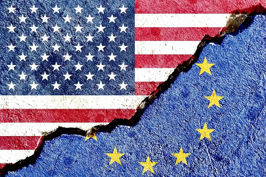Die Flaggen der USA und der EU mit einem diagonalen Riss getrennt