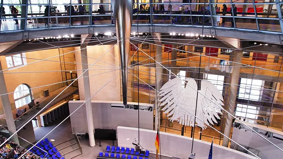 Der Plenarsaal des Bundestags, dargestellt von oben mit dem großen Bundesadler im Fokus.