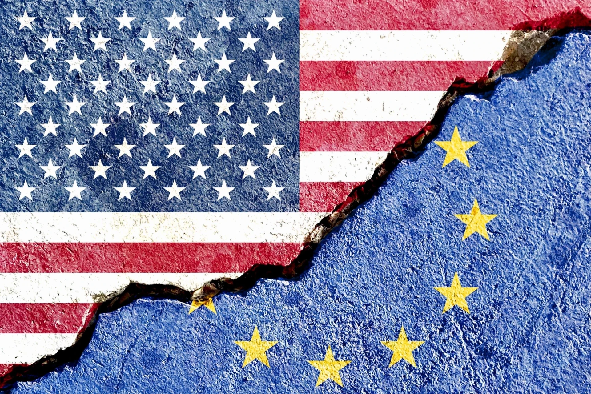 Die beiden Fahnen von den USA und der EU, zusammengesetzt mit einem diagonalen Riss